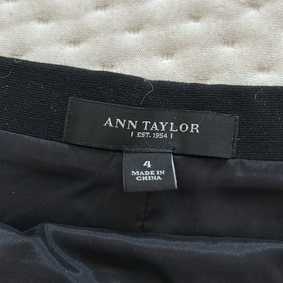 Ann Taylor crepe pleated scalloped skirt. - Picture 3 of 6